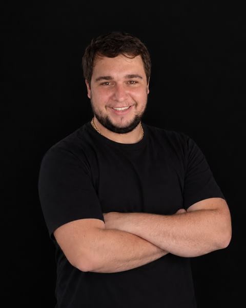 Integrante da equipe da Casa dos Parafusos