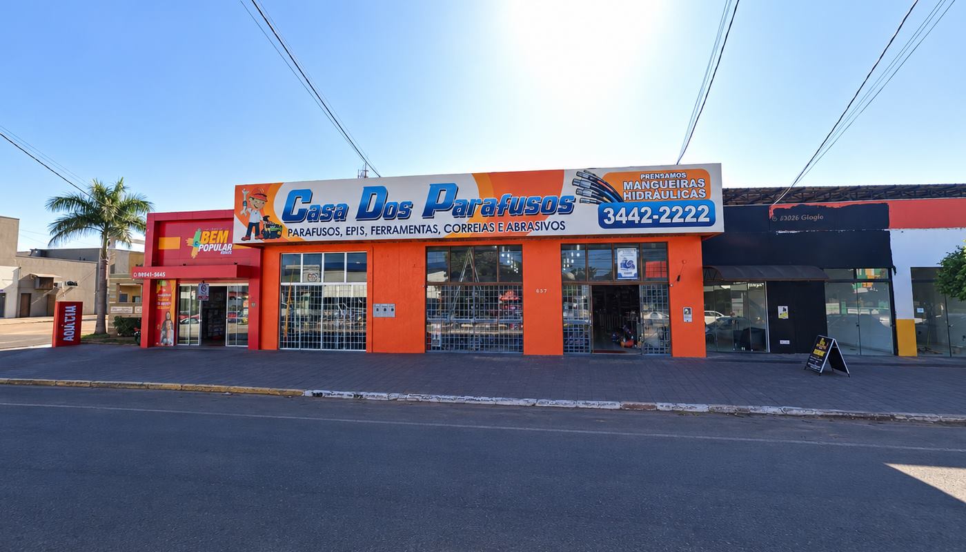 Fachada laranja da Casa dos Parafusos, no 537 da Avenida Brasil, em Ivinhema